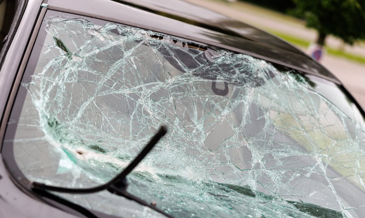 Beschädigtes Auto: Im aktuellen KIVI-Marktbericht bleibt die Allianz bei Schadenversicherung Marktführer.