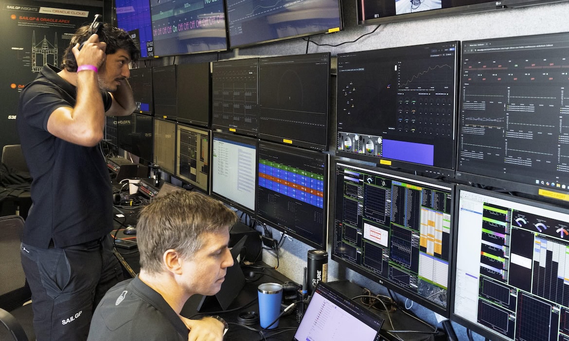 Mitarbeiter überrprüfen die IT-Sicherheit: Fast jedes zweite Unternehmen (49 Prozent) aus Deutschland, Frankreich, Spanien und Italien einer Howden-Umfrage hat in den vergangenen fünf Jahren mindestens einen Cyberangriff erlebt, kümmert sich aber zu wenig um Cyberversicherungen.