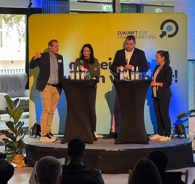Moderator Stefan Gierschke (Zff-Vorstand und Geschäftsführer Königswege), Stefanie Weidner (Unternehmerin & KI-Coach GründerFinanz), Johannes Neder (Vorstand Vema und GF Neder Finanz), Janine Bradfisch (Geschäftsführerin DRB) (von links), Copyright: Pfefferminzia