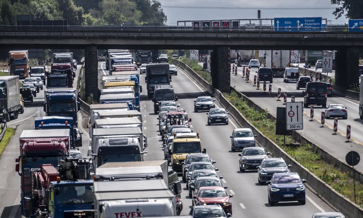 Stau auf der Autobahn A1: Im November startet wieder die KFZ-Wechselsaison. Daher hat die Zeitschrift „Auto, Motor und Sport“ die fairsten KFZ-Versicherer ermittelt.