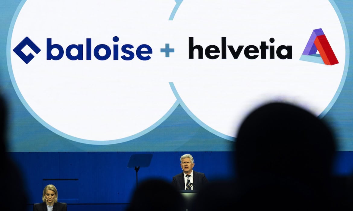 Generalsekretärin Barbara Bolliger, links, und Verwaltungsratspräsident Thomas Schmuckli bei der ausserordentlichen Generalversammlung der Helvetia am 23. Mai 2025 in Sankt Gallen: Die Fusion der Helvetia mit der Baloise soll an der Börse noch in diesem Jahr stattfinden.