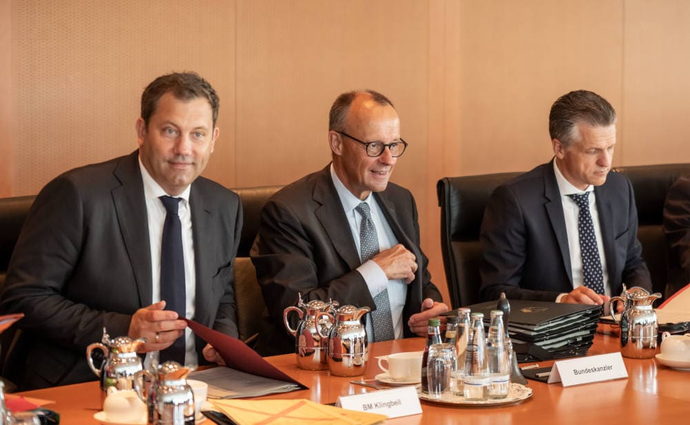 Bundesfinanzminister Lars Klingbeil (links, SPD), Bundeskanzler Friedrich Merz (Mitte, CDU) und Kanzleramtschef Thorsten Frei (CDU) auf der Sitzung des Bundeskabinetts am 3. September 2025: Entwurf für das Zweite Betriebsrentenstärkungsgesetz beschlossen