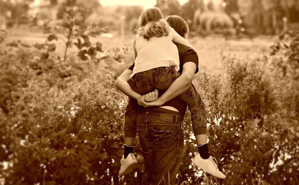 Vater mit Kind: Frühstart-Rente als gute Vorlage für die Altersvorsorge