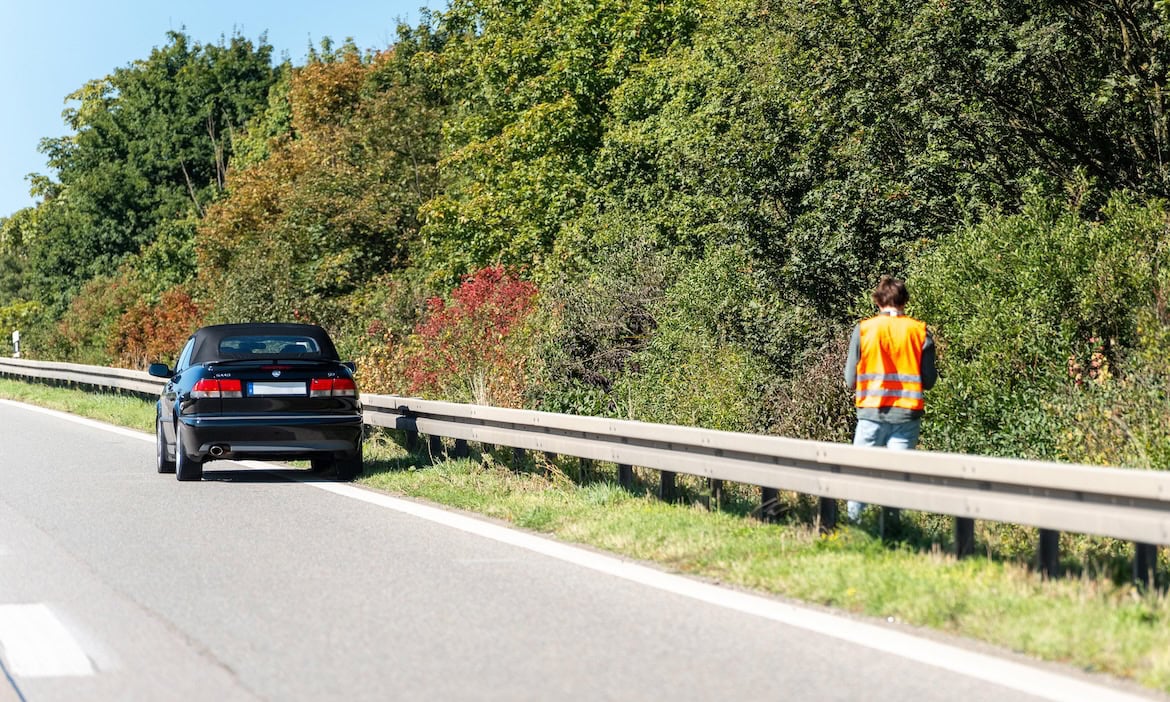 Mann wartet auf Abschleppwagen auf der Autobahn: Mit der Freundlichkeit der Mitarbeiter ihrer KFZ-Versicherer sind Kunden laut einer Servicevalue-Umfrage zufrieden, mit einer anderen Kategorie eher weniger.