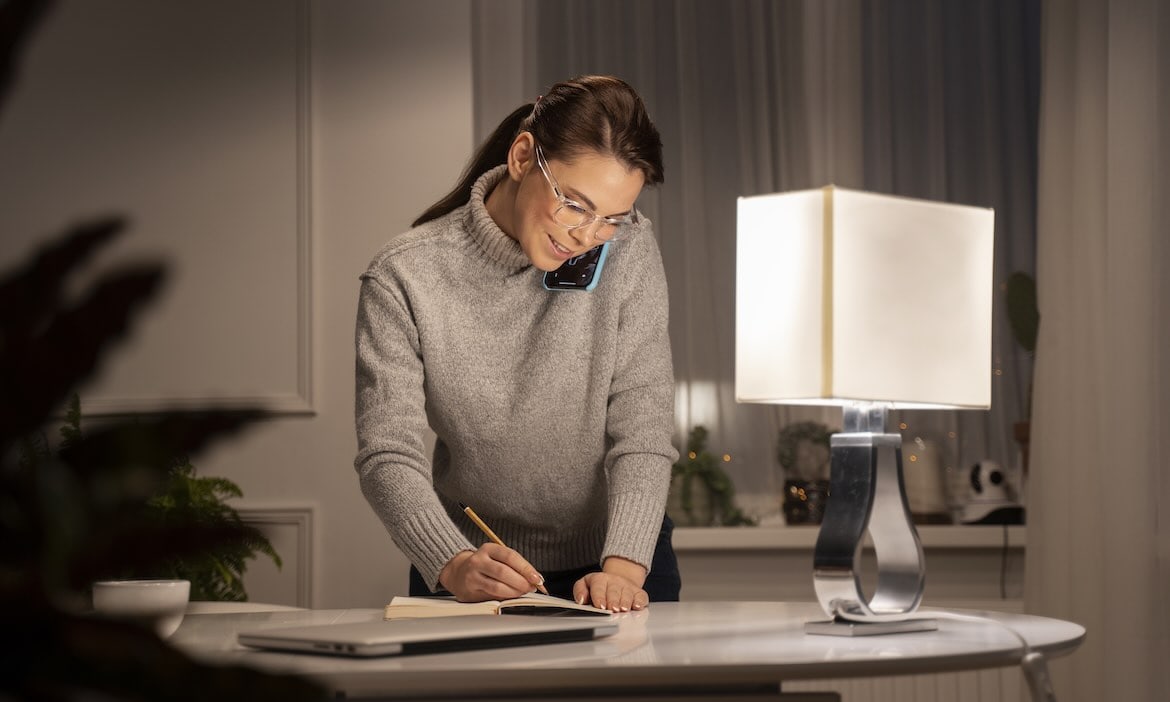 Frau telefoniert mit ihrem Lebensversicherer: Viele Unternehmen der Branche sind nun besser zu erreichen.