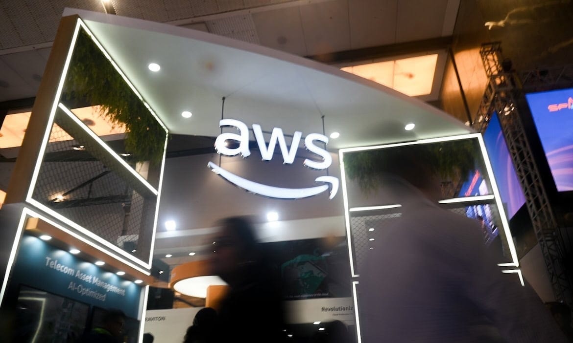 Menschen gehen an einem Messestand des Cloud-Anbieters AWS vorbei: Am Montag kam es zu einem großflächigen Cloud-Ausfall des Anbieters.