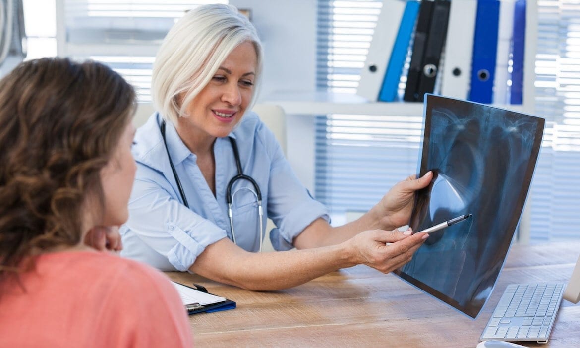 Ärztin zeigt Patientin ein Röntgenbild: Die Analysten von Franke und Bornberg zeigen sich im aktuellen PKV-Rating zufrieden.