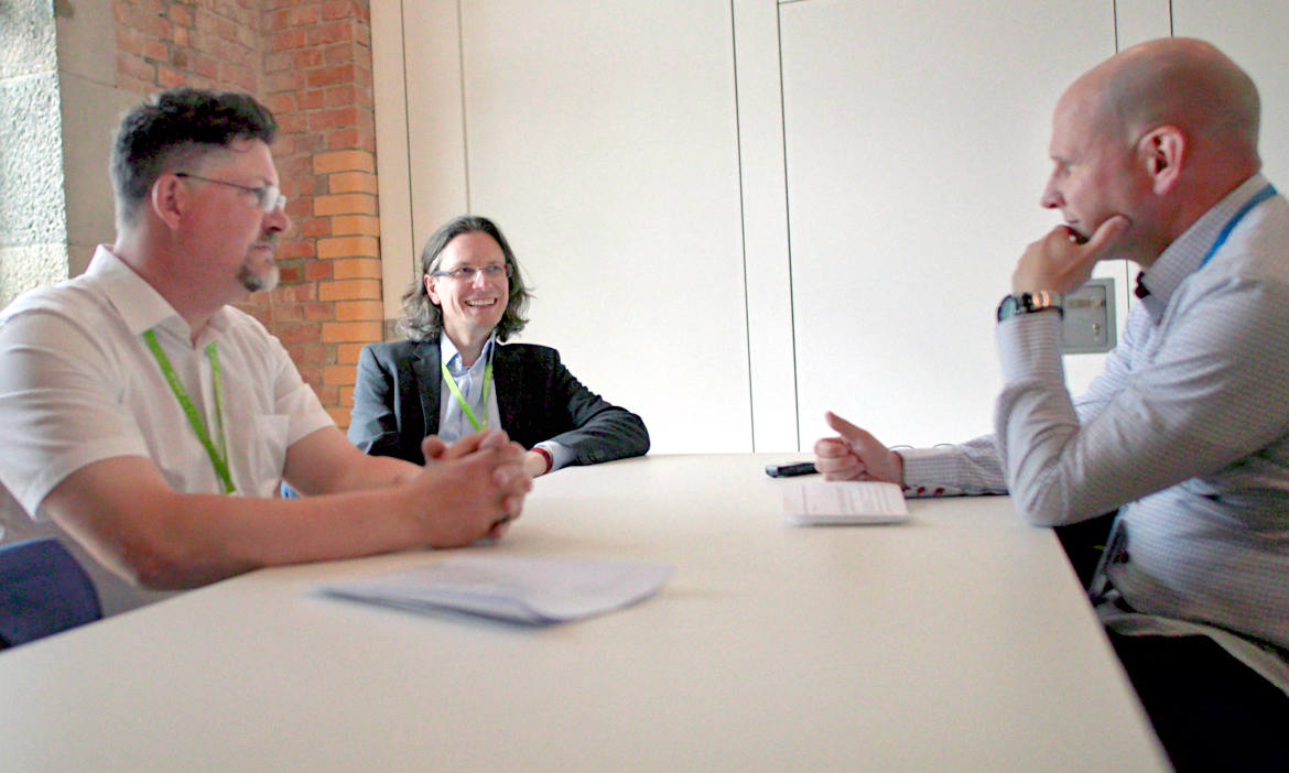 Gewerbespezialist Jens Steinkamp (links) und Geschäftsführer Christopher Kluwe (Mitte) von Aruna im Gespräch mit Pfefferminzia-Redakteur Andreas Harms