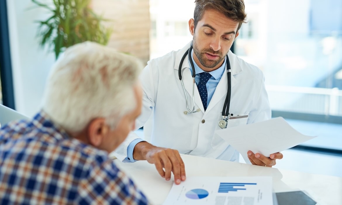 Ein Arzt geht die Krankenakte mit seinem Patienten durch: Die Patientenakte ist nicht immer leicht zu bekommen.