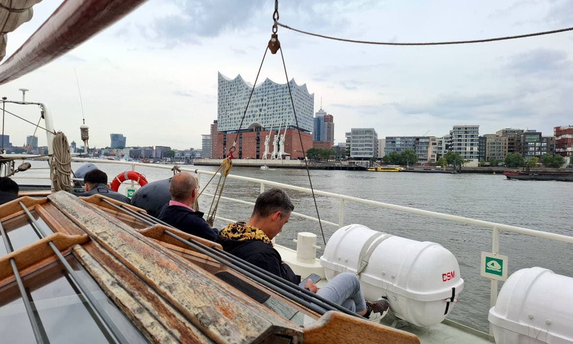 Elbphilharmonie in Hamburg: Der Maklerpool Charta lud zum Segeltörn auf die Elbe
