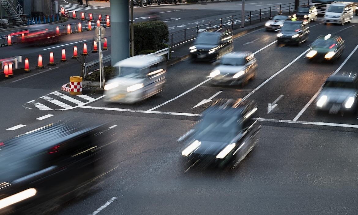 Autos auf der Straße: Die KFZ-Versicherung wird im Schnitt erneut teurer in diesem Jahr.