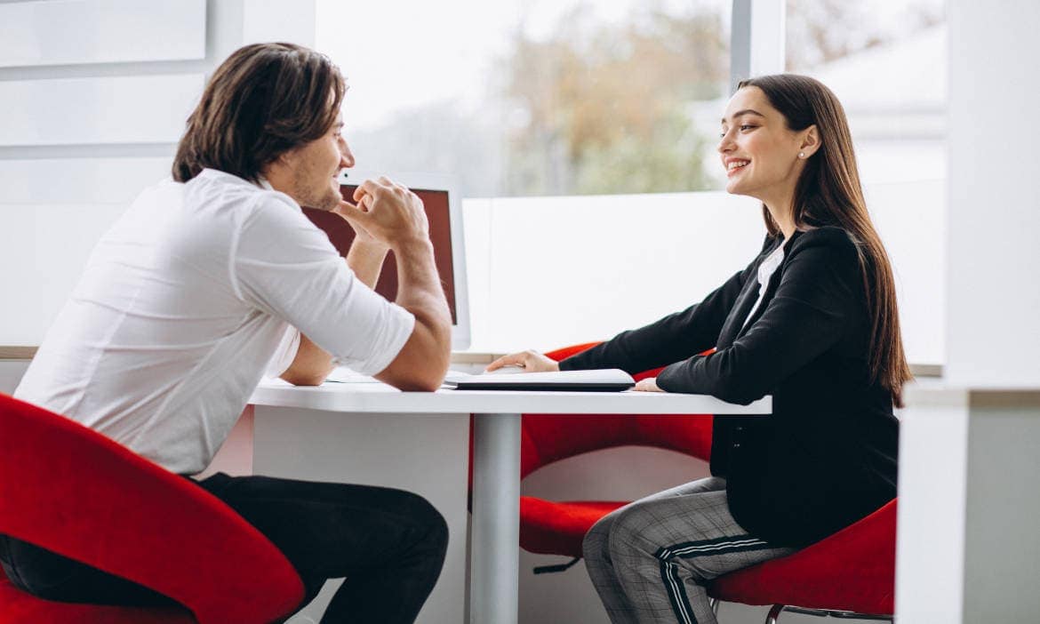 Beratungsgespräch (Symbolbild): Von Maklern verlangt das Gesetz die Vermögensschadenhaftpflichtversicherung (VSH)