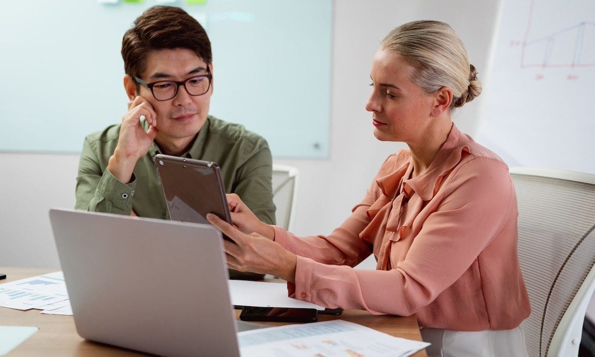 Beratungsszene: Zum Thema Nettopolicen und Honorarberatung gibt es hierzulande noch Aufklärungsbedarf.