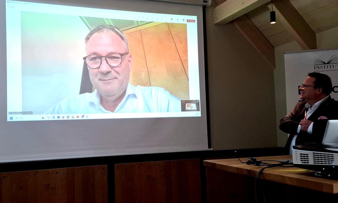 Bundestagsabgeordneter Carsten Brodesser (CDU) auf dem Diskussionsforum des Instituts für Vorsorge und Finanzplanung (IVFP) zugeschaltet. Rechts im Bild ist Martin Stenger, Vertriebsdirektor bei Franklin Templeton