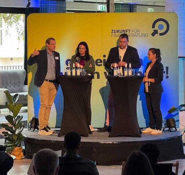 Moderator Stefan Gierschke (Zff-Vorstand und Geschäftsführer Königswege), Stefanie Weidner (Unternehmerin & KI-Coach GründerFinanz), Johannes Neder (Vorstand Vema und GF Neder Finanz), Janine Bradfisch (Geschäftsführerin DRB) (von links), Copyright: Pfefferminzia