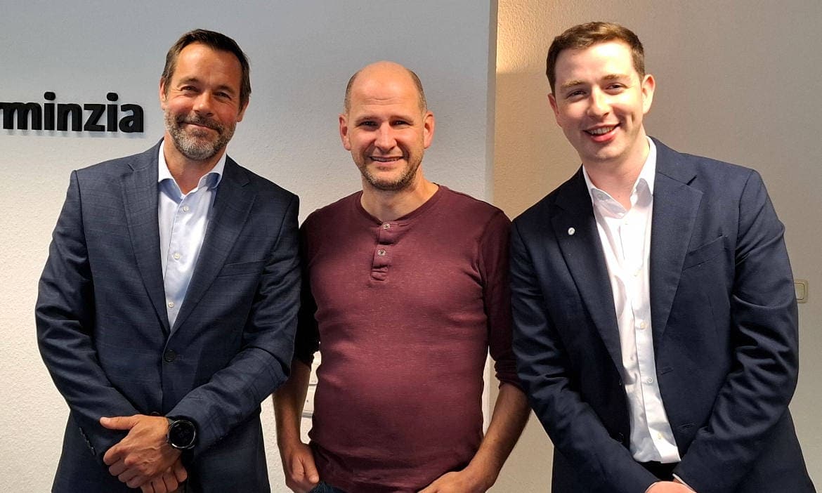 Cor Dücker (links) und Cian Gough (rechts) von Mediolanum mit Pfefferminzia-Redakteur Andreas Harms