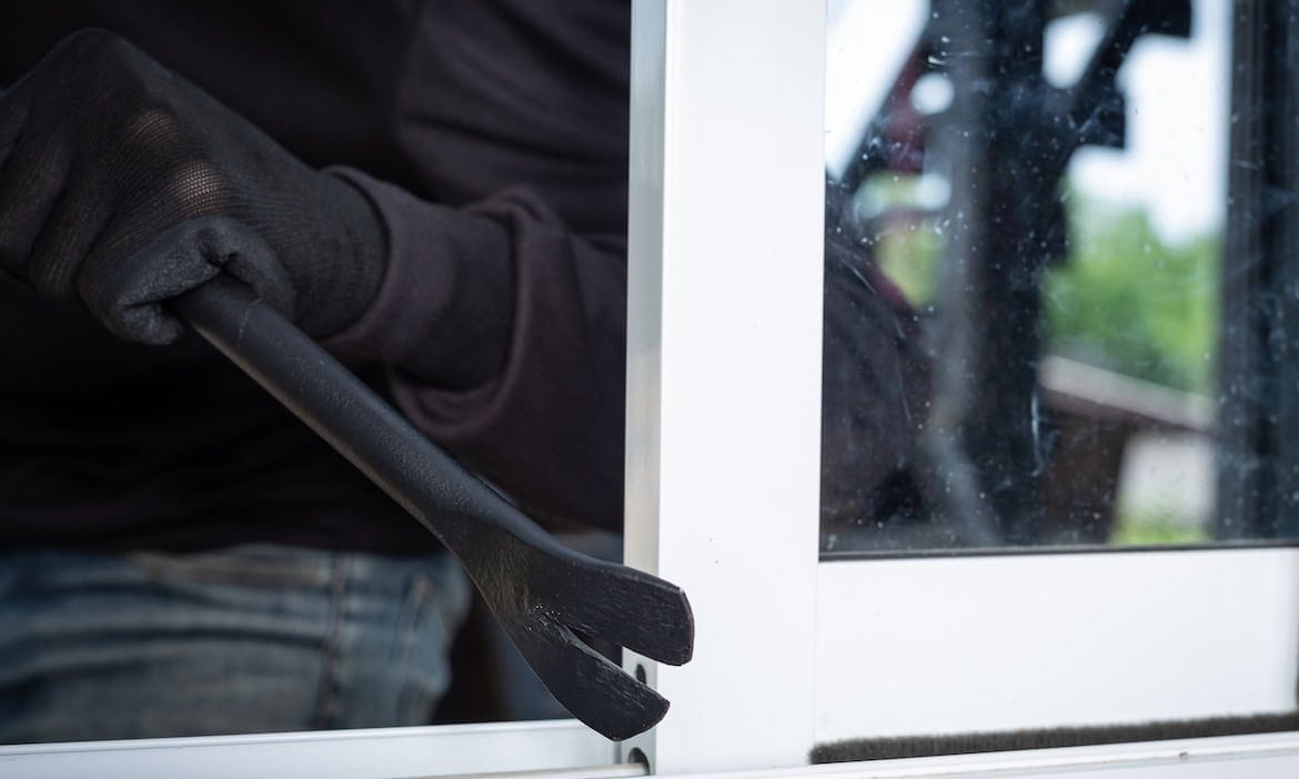 Einbrecher steigt in Wohnung ein: Der Bund der Versicherten gibt Versicherten Tipps, wie sie nach einem Einbruch am besten vorgehen.