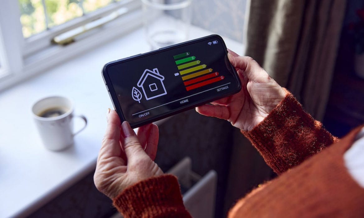 Frau schaut auf die Energieeffizienz ihres Hauses: Die Energieeffizienz deutscher Wohnimmobilien ist deutlich ausbaufähig.