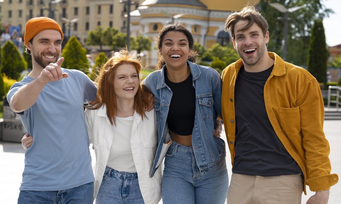 Gruppe an jungen Menschen: Für Expats gibt es in Deutschland einige Jobmöglichkeiten.