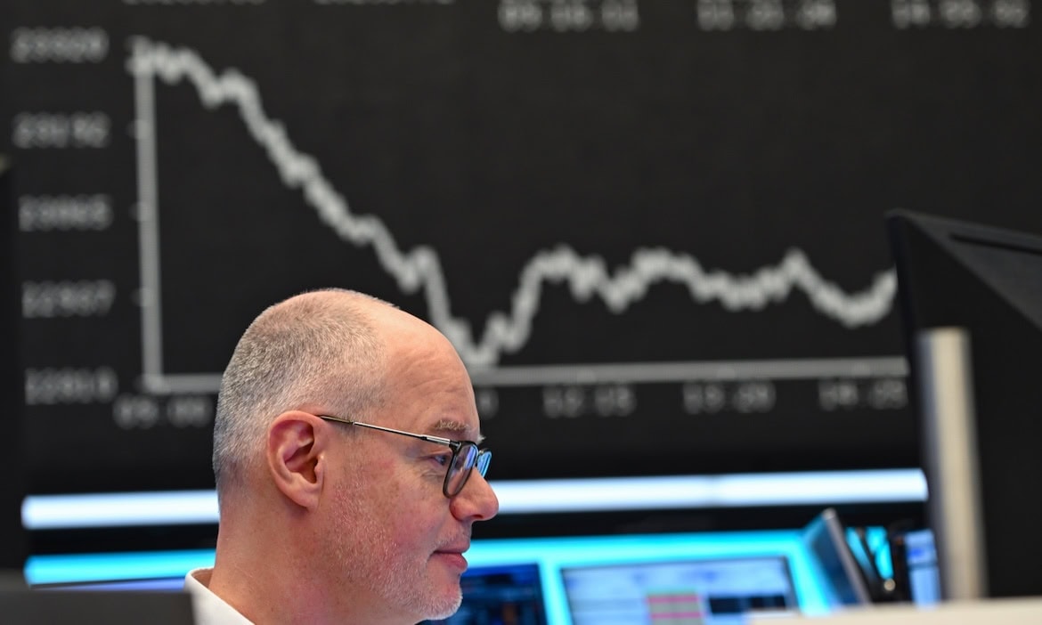 Ein Börsenhändler an der Börse Frankfurt: Smart Asset Management hat sich ETFs in Fondspolicen genauer angeschaut.