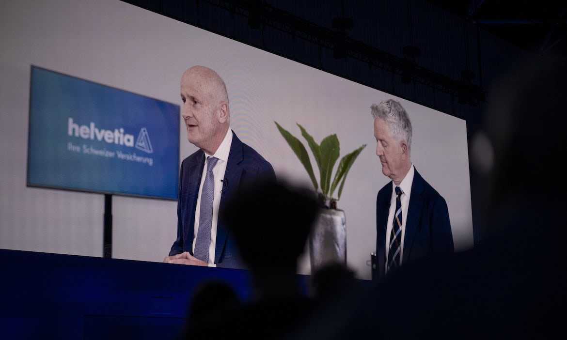 Baloise Verwaltungsratspraesident Thomas von Planta, links, und Thomas Schmuckli, sprechen in einem Video an der außerordentlichen Generalversammlung der Helvetia Versicherungen, am Freitag, 23. Mai 2025, in St. Gallen.