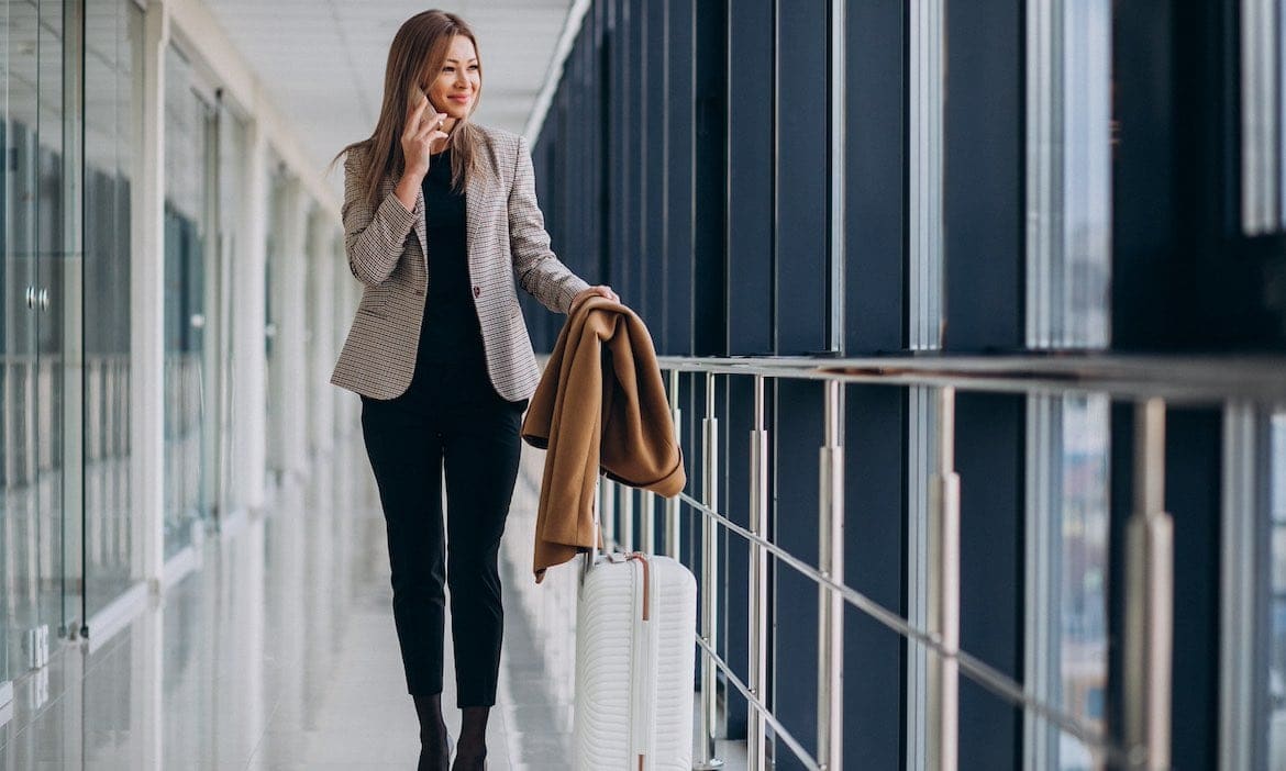 Geschäftsfrau am Flughafen: Die Einwanderung nach Deutschland ist für Expats mit einigen Hürden verbunden.