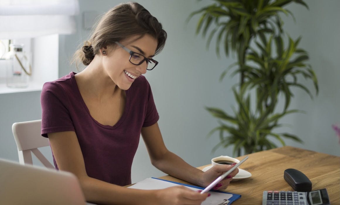Junge Frau berechnet ihre Rente: Die Ratingagentur Morgen und Morgen hat 311 fondsgebundene Tarife sowie Index- und Klassikpolicen bewertet.