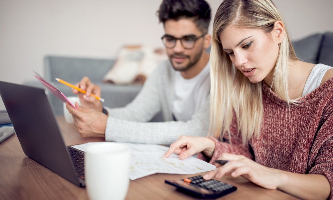 Junges Paar regelt Finanzen: Die jungen Leute wollen früh mit ihrer Altersvorsorge starten, und suchen dabei gerne die Hilfe von Beratern.