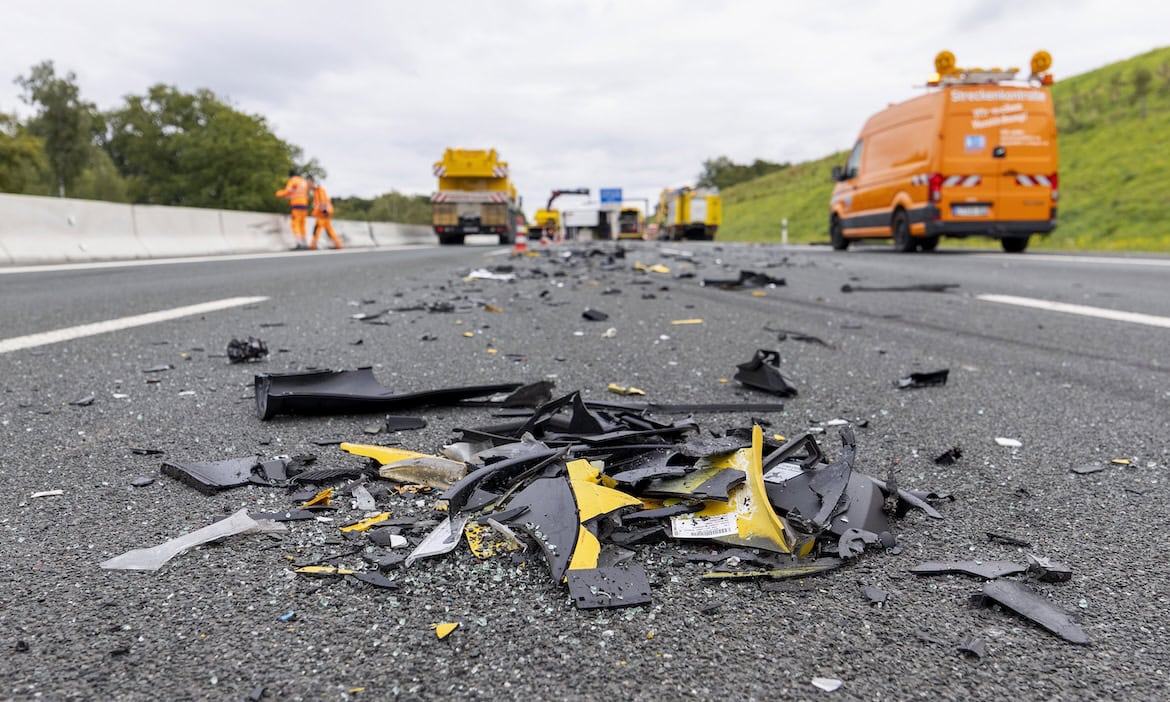 Autoteile auf der Autobahn nach einem Unfall: Nach einem Autounfall ist der Service für Kunden sehr wichtig. Servicevalue ermittelte unter anderem die KFZ-Versicherer mit dem besten Service.