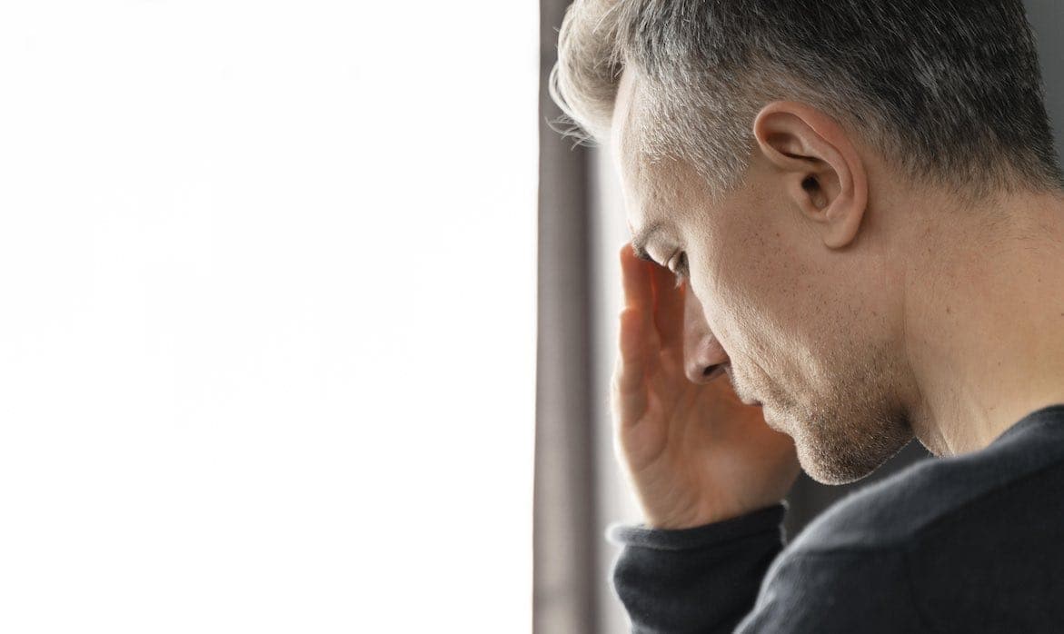 Mann mit Depressionen: Psychische Erkrankungen müssen gravierend sein und die gesamte Lebensführung eines Menschen beeinflussen. Erst dann, werden sie für den Antrag auf Erwerbsminderungsrente anerkannt, urteilte nun das Landgericht Baden-Württemberg.