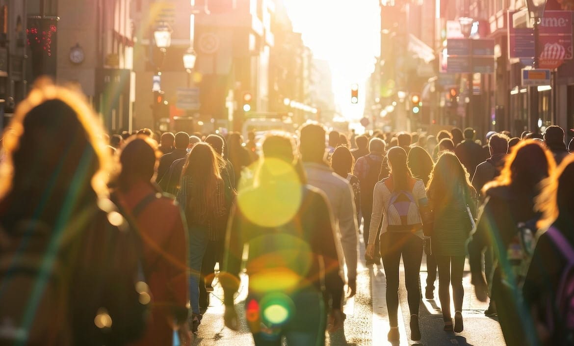 Menschenmenge: Viele Menschen haben viele verschiedene Meinungen zu bestimmten Marken. Darauf beruht das Ranking Marken des Jahres 2025.
