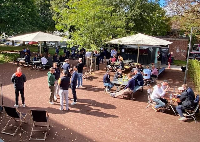 Outdoor-Mittagspause mit Burgern beim ZFF Slam