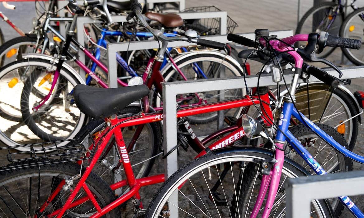Fahrräder am Bahnhof: Nicht alle Versicherer leisten automatisch, wenn ein Rad am Bahnhof gestohlen wurde.