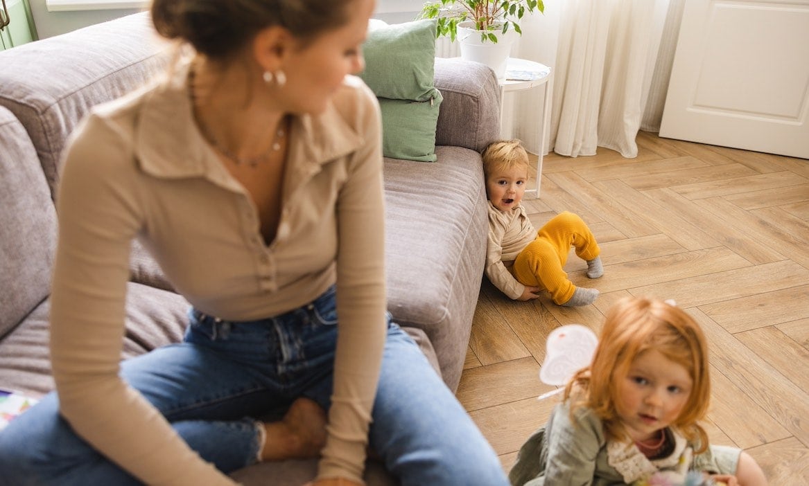 Mutter mit Kindern: Vor allem Frauen arbeiten wegen der Kindererziehung oft in Teilzeit – mit Nachteilen bei ihrem BU-Schutz.