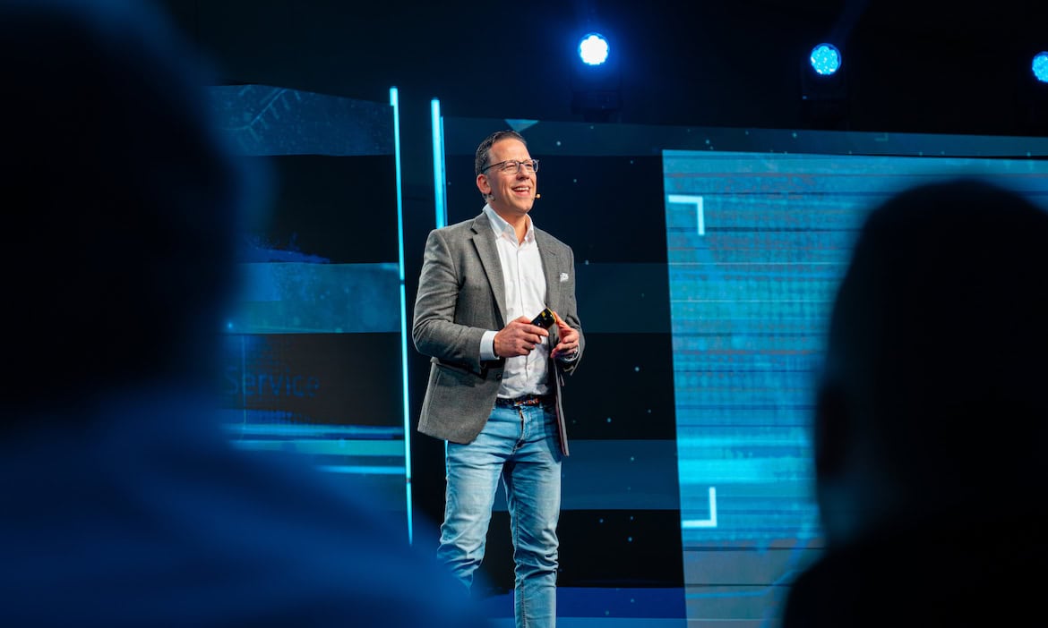 Blau Direkt-CEO Kai-Uwe Laag bei seiner Keynote bei der Network Convention 2025: Laag hat ehrgeizige Ziele für den Maklerpool für das Jahr 2025.