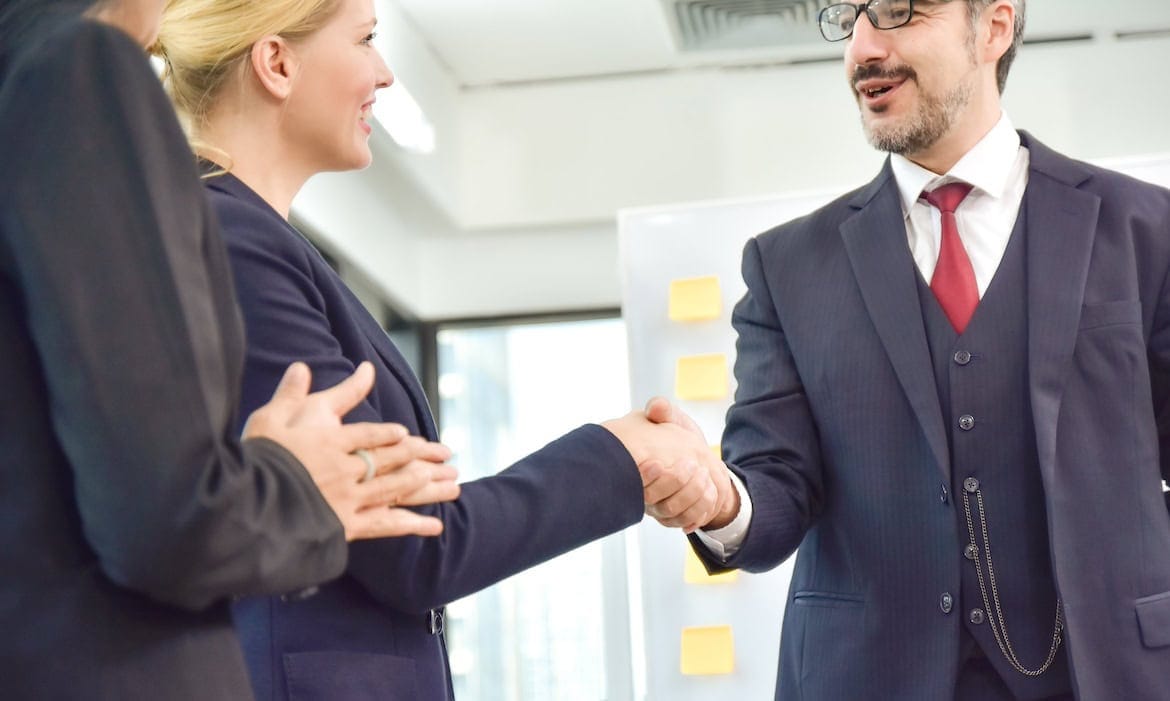 Nachfolge geklärt: Die Bestands- oder Unternehmensübergabe müssen Makler gewissenhaft vorbereiten.