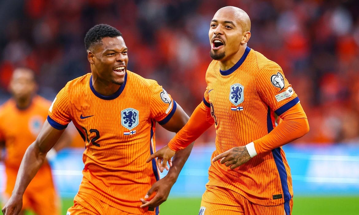 Donyell Malen und Denzel Dumfries am 12. Oktober 2025 in Amsterdam: Die Niederlande sind nicht nur im Fußball erfolgreich, sondern haben in der Mercer-Umfrage auch das bestbewertete Rentensystem.
