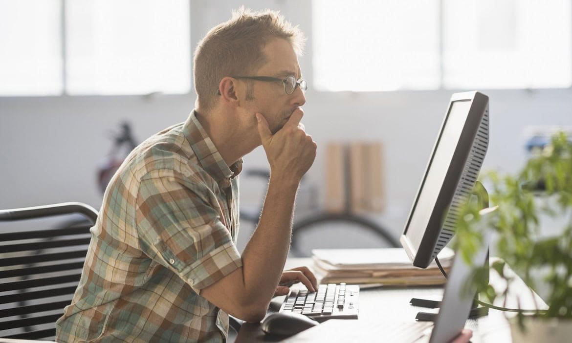 Mann ist verwirrt über Versicherungsformular: Schlechte Online-Prozesse nerven deutsche Versicherungskunden.