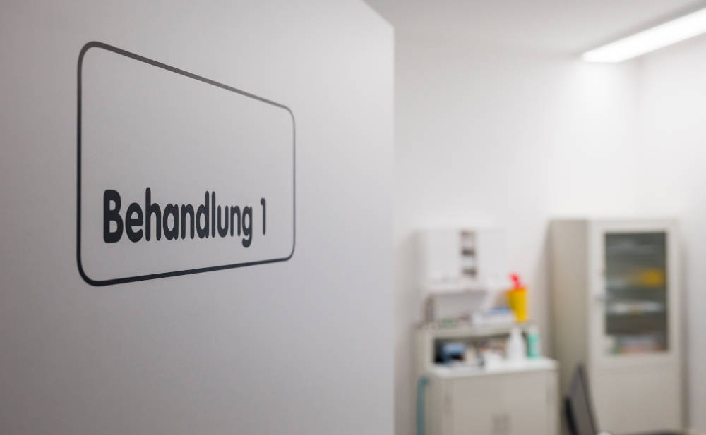 Behandlungszimmer einer Arztpraxis: Ärzte behandeln PKV-Patienten gern in der eigenen Praxis
