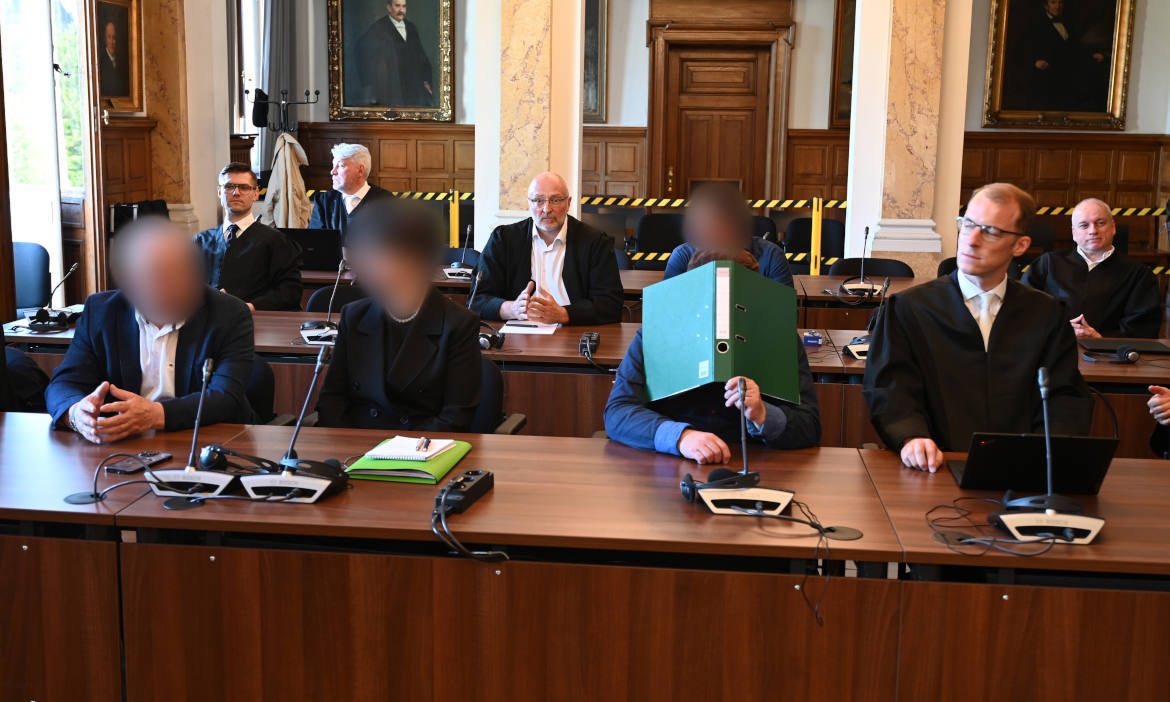 Angeklagte in Hamburg im April 2025: Eigene Angestellte hatten das Metallunternehmen Aurubis um mehrere Millionen Euro betrogen. In solchen Fällen würde die Vertrauensschadenversicherung greifen