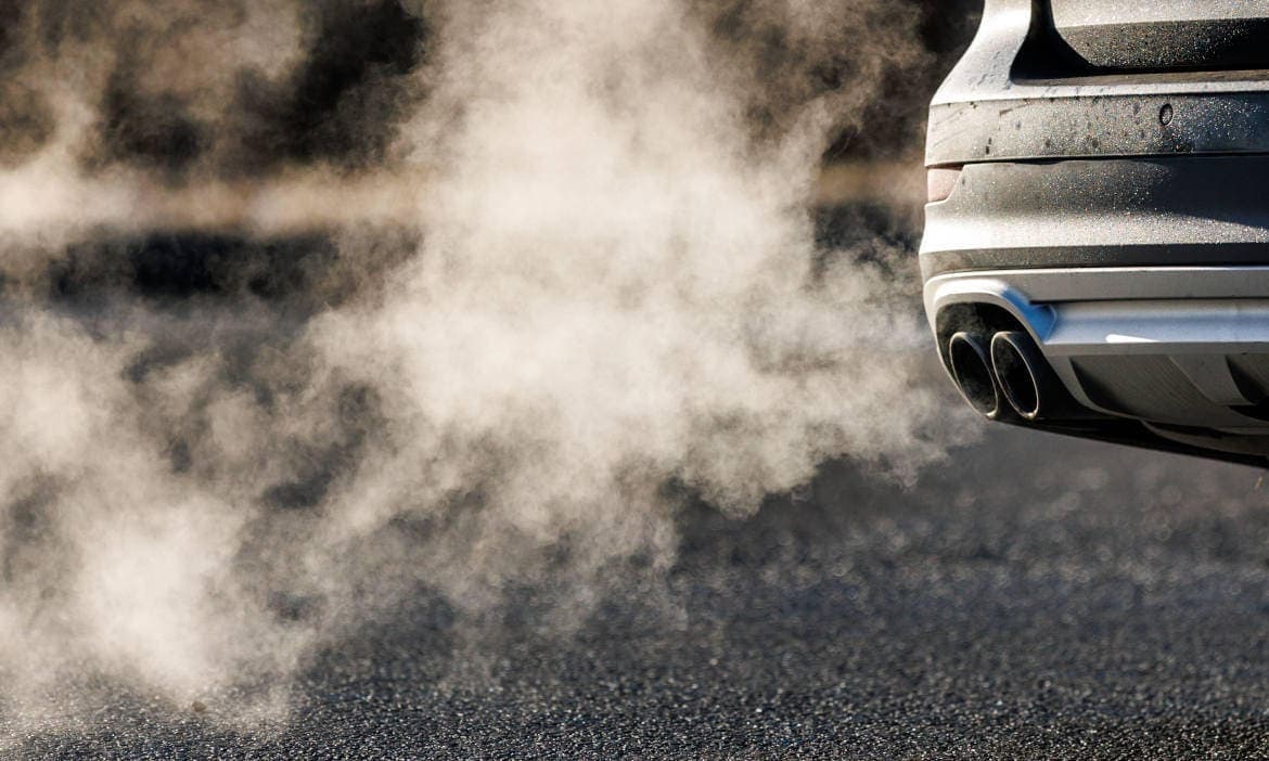 Kommt manchmal nichts Gutes bei raus: Auspuff stößt Dieselabgase aus. Die Verkehrsrechtsschutzversicherung soll bei Schadensersatzforderung aus dem Dieselskandal einspringen