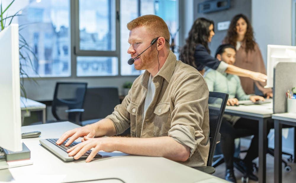 Mitarbeiter im Gespräch: Kunden möchten lieber mit Menschen reden als mit künstlicher Intelligenz