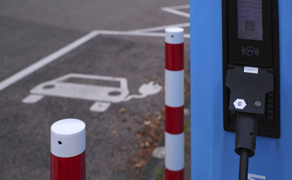 Ladeparkplatz für E-Autos: Wer schon einen Stromer fährt, findet das Ladenetz eher gut als ein Verbrennerfahrer