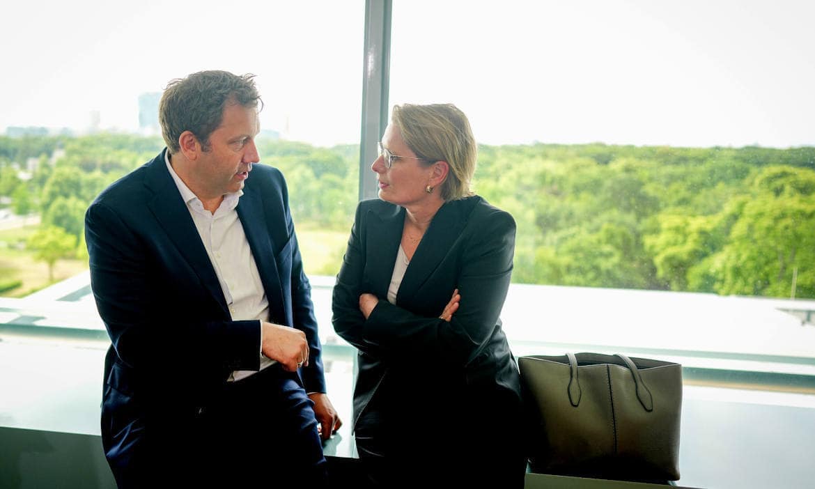 Bundesjustizministerin Stefanie Hubig (SPD) mit Parteikollege und Finanzminister Lars Klingbeil: Das Justizministerium prüft bei jedem Gesetz den Namen