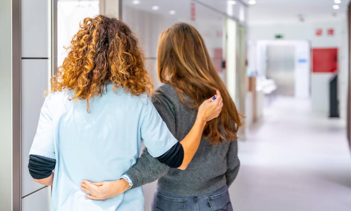 Krankenschwester begleitet Patientin zur Sprechstunde: Die Ausgaben in der privaten Krankenversicherung (PKV) steigen