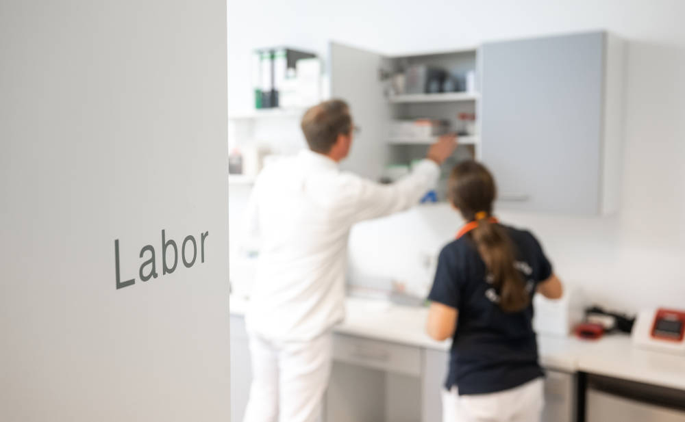 Blick ins Labor: Private Krankenversicherer sind finanziell gut aufgestellt, sagt Morgen & Morgen