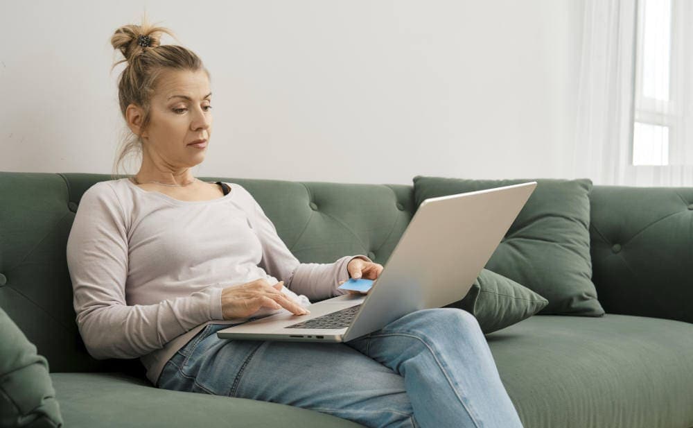 Frau kauft mit Kreditkarte im Internet ein: Manche privaten Cyberversicherer decken Verluste bei Interneteinkäufen und -verkäufen gar nicht ab