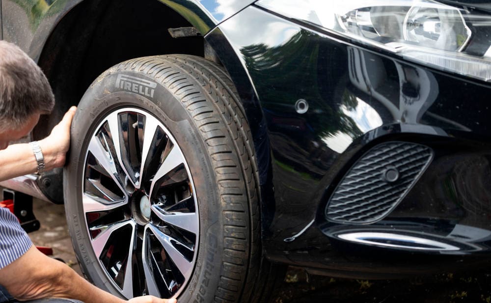 Radwechsel am Auto: Wechseln die Deutschen auch ihre KFZ-Versicherung? Yougov hat nachgefragt