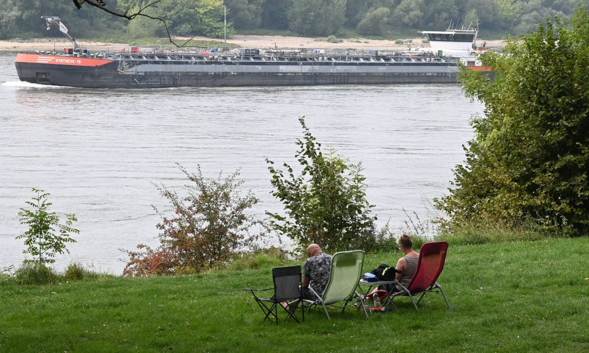 Rentner am Rhein: Gleich hohe gesetzliche Rente für alle?