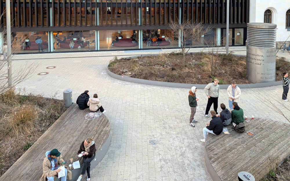 Studenten an der Ludwig-Maximilians-Universität in München: BU-Versicherer und Vermittler beraten zunehmend Studenten
